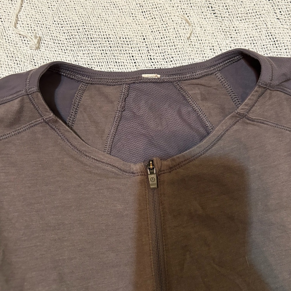 Athletic women’s bundle tops and shorts size small - Picture 6 of 9